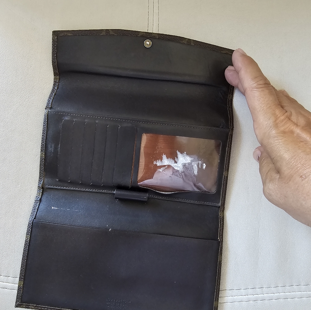LOUIS VUITTON Checkbook - Picture 3 of 12